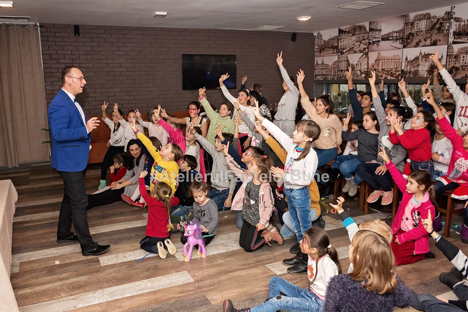 Petrecere de Craciun pentru 100 de copii